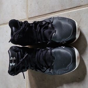 Under Armor black boys basketball shoes size 6.5